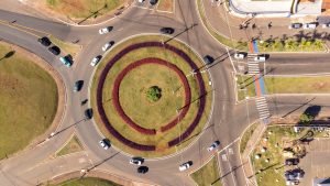 Clignotant dans un rond-point