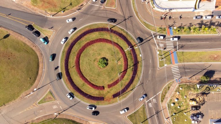 Clignotant dans un rond-point
