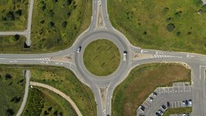 Clignotant dans un rond-point
