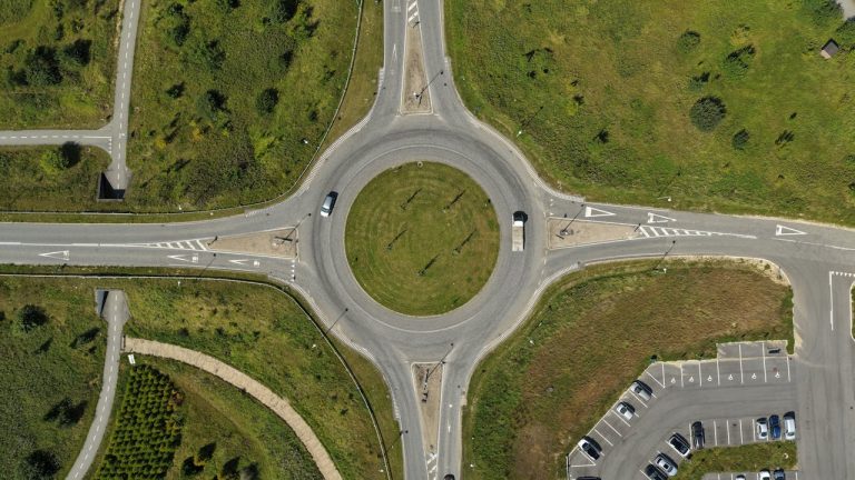 Clignotant dans un rond-point