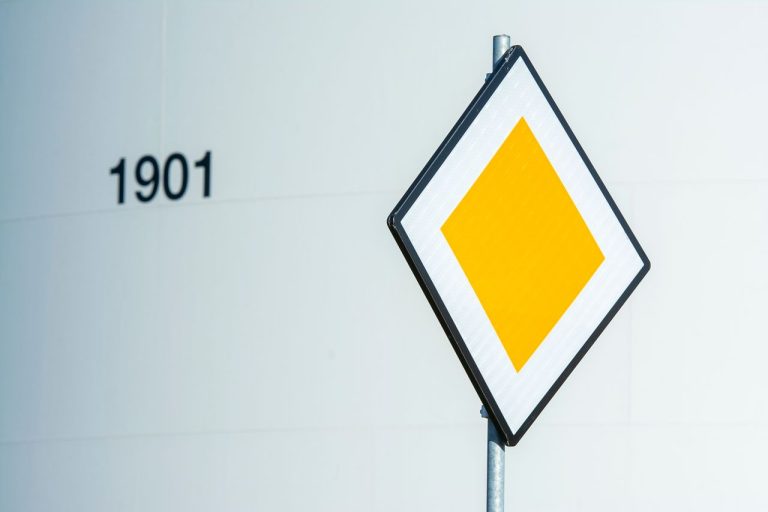 Panneau jaune et blanc